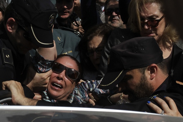 Isabel Pantoja es ayudada a entrar a su vehículo tras salir de la Audiencia Provincial de Málaga y sufrir zarandeos, abucheos y gritos de "ladrona", y "delincuente" por parte de las personas que aguardaban a la artista. | EFE