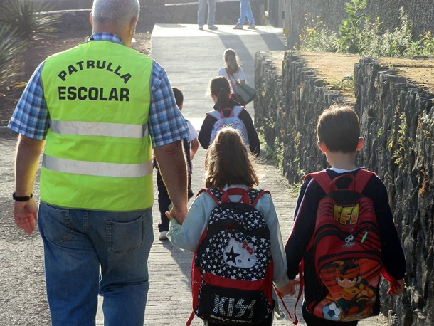 Un miembro de las patrullas escolares llevando a unos alumnos hasta el centro Las Dominicas. / DA