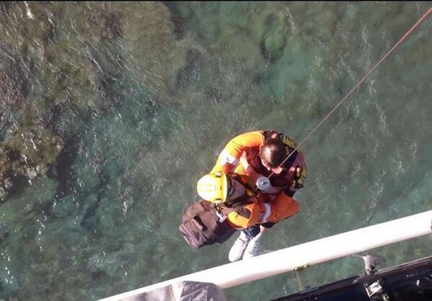Personal del helicóptero del GES rescata al hombre herido en La Graciosa. | CECOES 1-1-2
