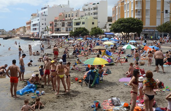 Las playas del litoral de El Médano registraron un lleno casi absoluto durante la pasada Semana Santa. | SERGIO MÉNDEZ
