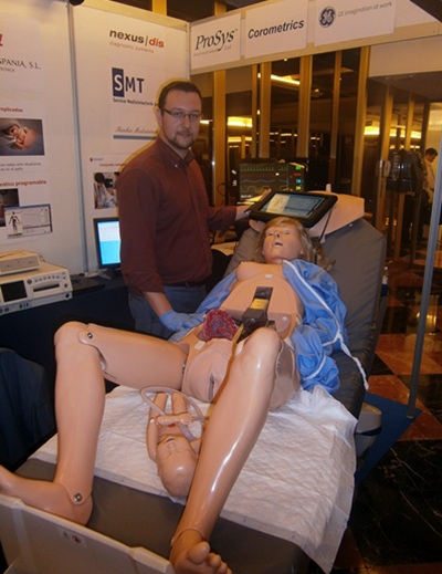 Un simulador de parto se presentó ayer a los especialistas. / N. DORTA