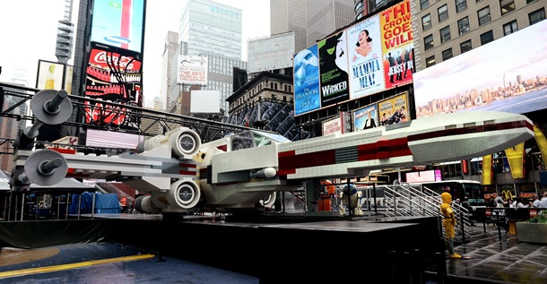 Un réplica de la nave de Star Wars, X-Wing Starfighter, hecha con más cinco millones de piezas de lego que puede ser vista en Times Square, Nueva York. | EFE