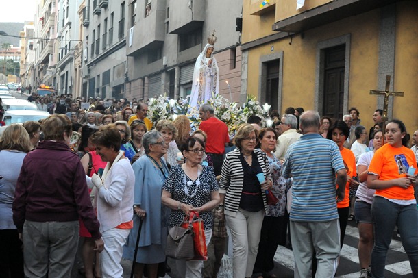 Procesión de la imagen de la Virgen de Fatima por una de las calles del barrio de Salamanca. | JAVIER GANIVET