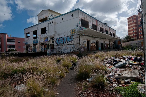 La antigua fábrica se encuentra en muy mal estado. | FRAN PALLERO