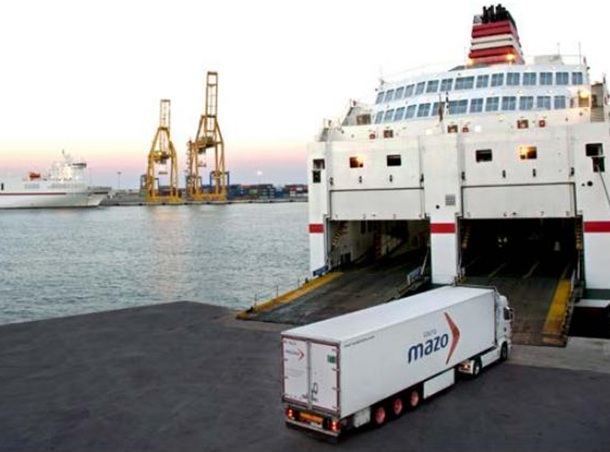 Los camiones frigoríficos de Mazo traslada plátanos de Canarias a los Bancos de Alimento peninsulares. | DA