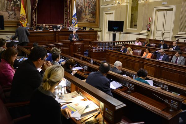 Un momento de una sesión plenaria del Parlamento de Canarias. | SERGIO MÉNDEZ