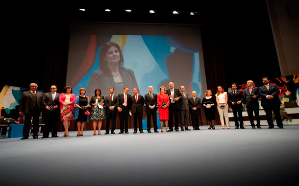 Foto de familia de los distinguidos con los Premios Canarias y las Medallas de Oro. / FRAN PALLERO