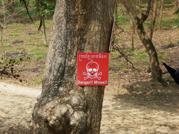 Cartel que avisa de la existencia de minas antipersona