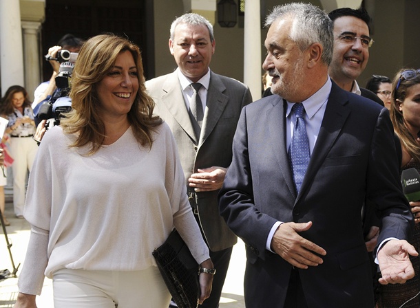 José Antonio Griñán llega al Parlamento acompañado por la consejera Susana Díaz