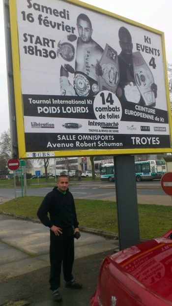 Loren Jorge ante un cartel en Troyes