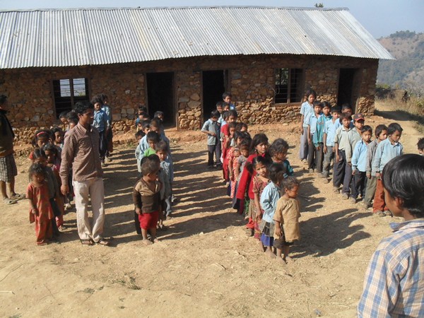 Niños formado la fila en el colegio de Pambung