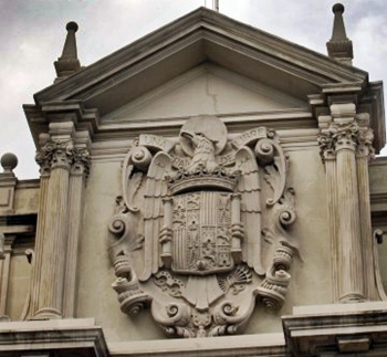 Escudo del águila imperial con los símbolos franquistas en un edificio de Madrid