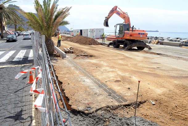 En la actualidad se están acometiendo los trabajos de la primera fase de remodelación de la avenida marítima. / SERGIO MÉNDEZ