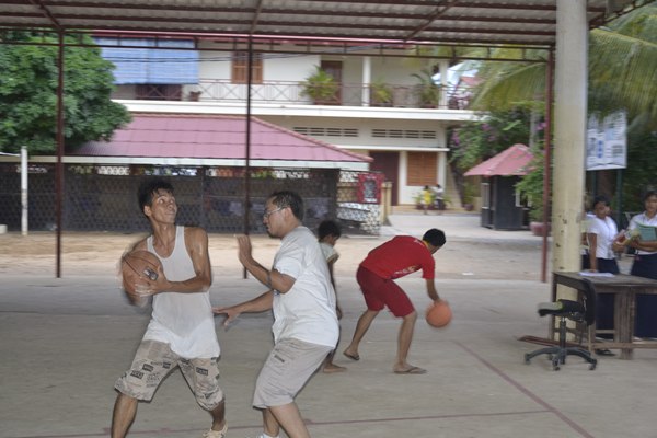 El profesor franco-camboyano Nek (a la derecha defendiendo una jugada) es el entrenador de los chicos. / DA