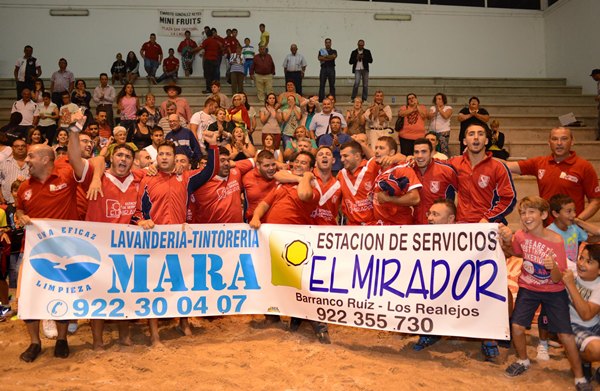La familia del Rosario Estación de Servicio El Mirador celebra un nuevo éxito del conjunto vallero. / Sergio Méndez