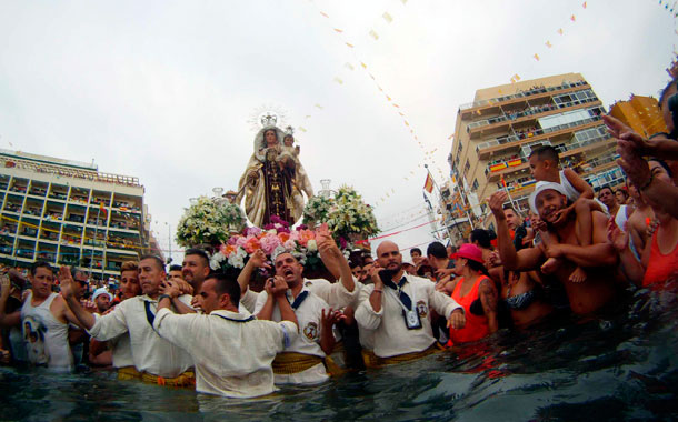 El esperado ofrecimiento a los mares de la patrona de los marineros, la Virgen del Carmen, provocó una emoción indescriptible y cargada de devoción. REPORTAJE FOTOGRÁFICO: MOISÉS PÉREZ Y J. VILLARUBIA