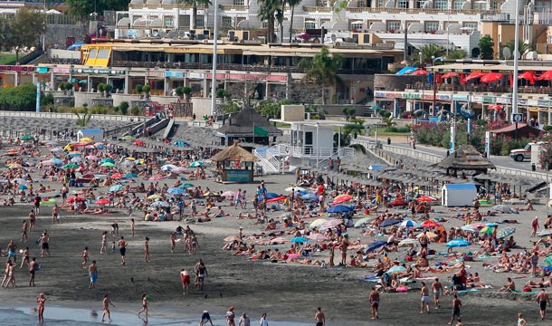El turista extranjero salva la campaña estival en Canarias