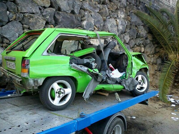 Imagen del coche accidentado en Guía de Isora en el que viajaban las dos chicas que murieron.