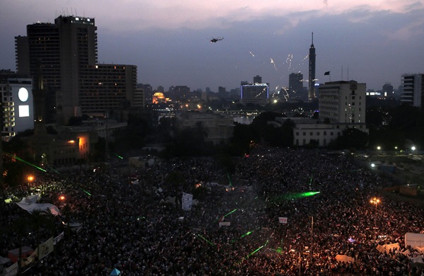 Vista general de numerosos egipcios que participaron hoy en la protesta convocada contra el presidente Mohamed Mursi para pedir su dimisión. / EFE/Andre Pain