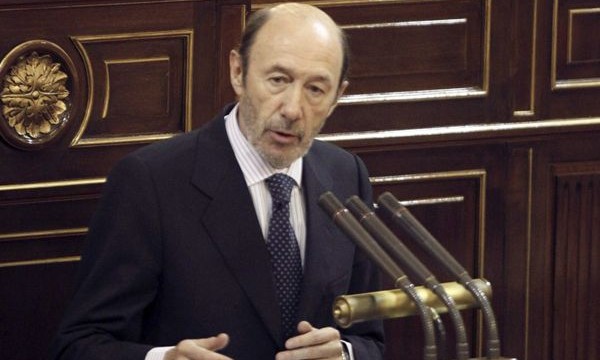 Rubalcaba reta a Rajoy con una moción de censura si no acude al Congreso