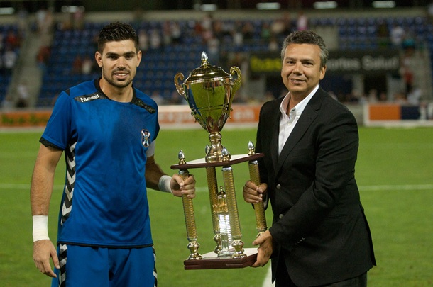 Roberto recoge el trofeo de la Copa Ciudad de Santa Cruz Emmasa de manos de Dámaso Arteaga