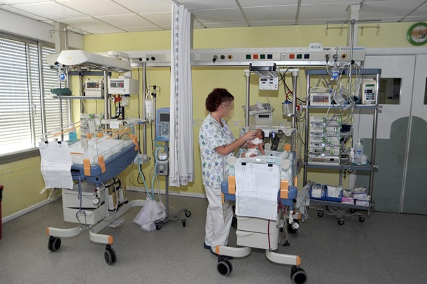 Enfermera Hospital Unidad de prematuros