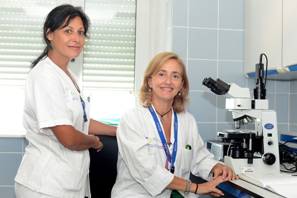 La técnico Candelaria Lorenzo (i) y la doctora Cobaleda, en la unidad. / SERGIO MÉNDEZ