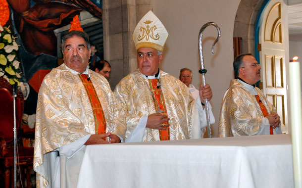 El padre Jesús Mendoza junto al Obispo Bernardo Álvarez. | DA