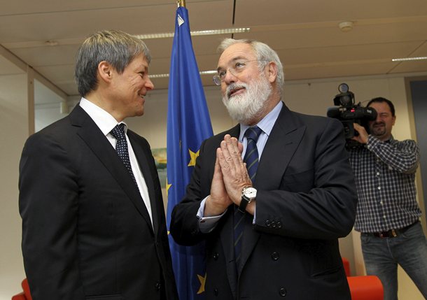 El ministro Arias Cañete con el comisario europeo Dacian Ciolos (foto de archivo). / DA