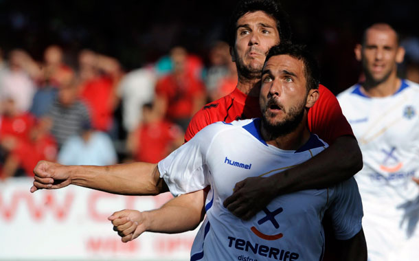 El balear Guillem Martí fue el delantero titular en Anduva debido a la lesión de Borja Pérez. / LINO GONZÁLEZ
