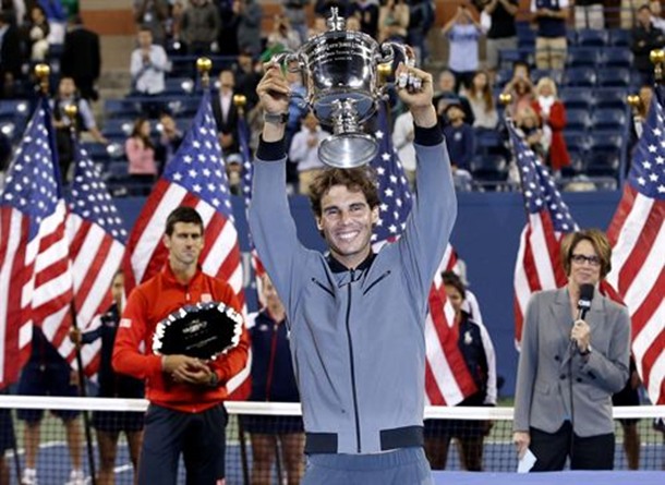 Rafael Nadal levanta el trofeo de ganador del US Open ante Novak Djokovic