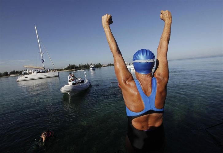 a nadadora estadounidense de larga distancia Diana Nyad, de 64 años de edad, ha logrado este lunes el objetivo que ha perseguido por mucho tiempo: cruzar el estrecho de la Florida, tratando de convertirse en la primera persona en nadar desde Cuba sin una jaula contra tiburones.