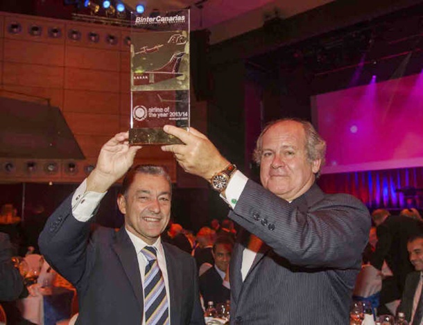 Pedro Agustín del Castillo y Paulino Rivero durante la ceremonia de entrega del premio Airline of the Year. | DA