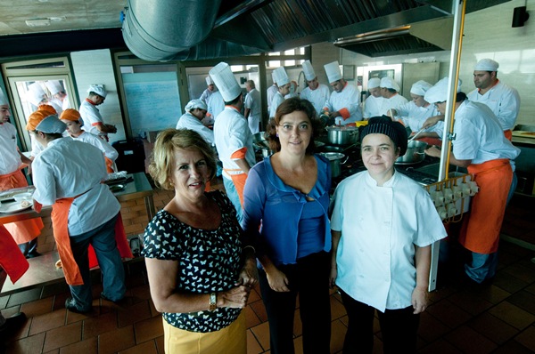 Marilí Pérez, Tere Bernal y Judith González, en la cocina del centro. | F.P.