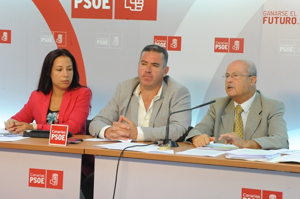 Patricia Hernández, Manuel Domínguez y José Segura, ayer en rueda de prensa. | JAVIER GANIVET