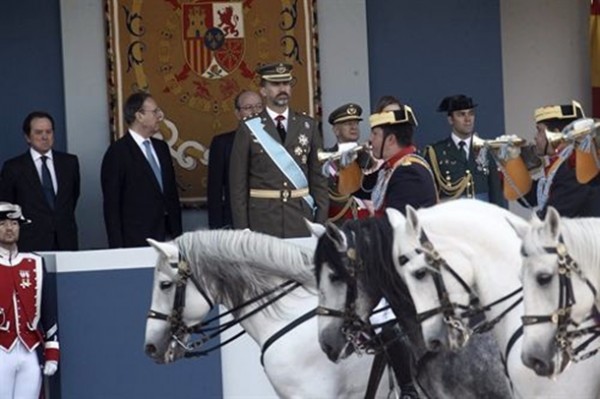 Príncipe Felipe preside el desfile militar por la Fiesta Nacional
