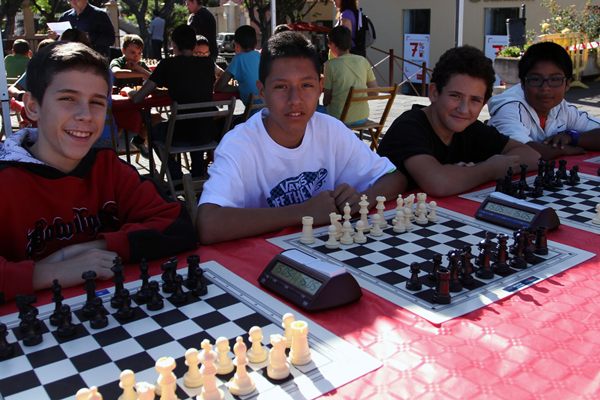Los pequeños ajedrecistas en acción. | JAVIER GANIVET