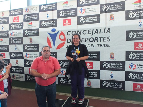 Los mejores en los primeros tableros de sus equipos, Álvarez y Rodríguez, reciben sus trofeos. | DA