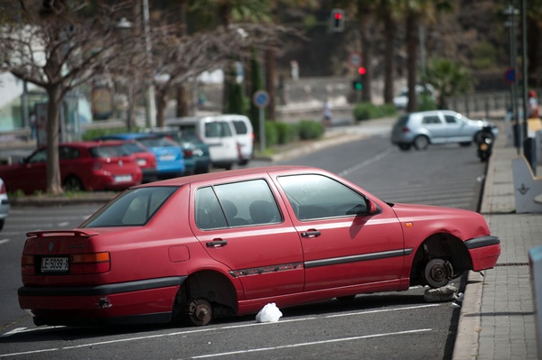 Para considerar un coche abandonado debe tener serios desperfectos o llevar aparcado más de diez días. | F. P.