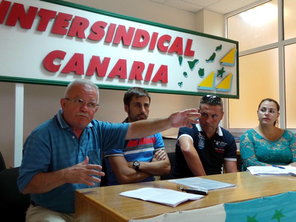 Miembros de Intersindical Canaria y del comité de empresa precisaron los motivos de la huelga. | MOISÉS PÉREZ
