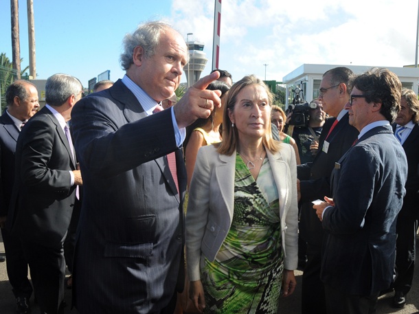 Pedro Agustín del Castillo, presidente de BinterCanarias, junto a la Ministra de Fomento, Ana Pastor. | JAVIER GANIVET