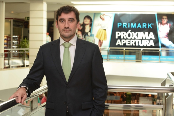 Pedro Estelles posa frente al cartel anunciador de Primark, la próxima tienda en abrir en el centro. | S. MÉNDEZ