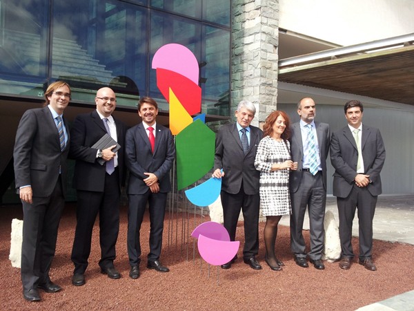 Miembros que representan a la FIT Canarias, cuya sede es un edificio de instalaciones minimalistas. / DA