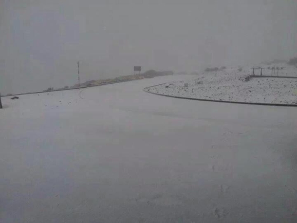 Acumulación de nieve en Izaña. | TWITTER @Gmyeray