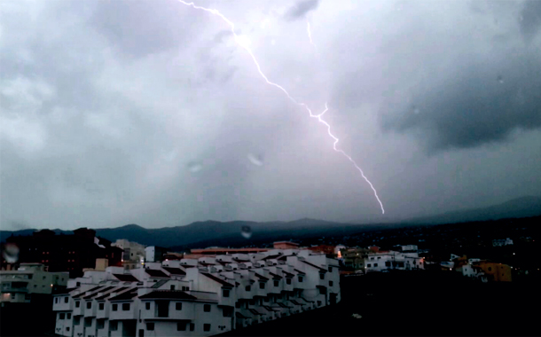 La tormenta eléctrica se ha dejado sentir en la mañana de este miércoles en Tenerife. / FOTO: FABÍAN GONZÁLEZ