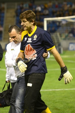Agustín sale lesionado en el partido benéfico de Vitolo. | S. M.