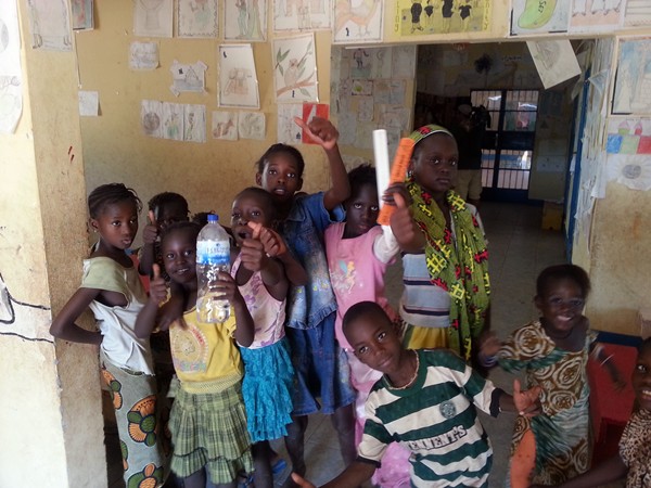 Grupo de pequeños escolares pertenecientes a la aldea de Yuffereh, localizada a casi dos horas en barco de Banjul, la capital del país. / DA