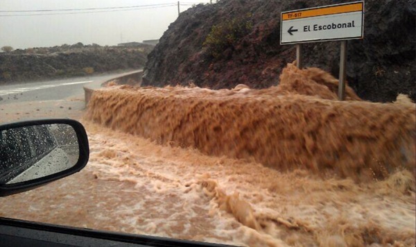 El agua está inundando algunas carreteras. | DA