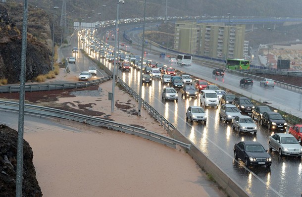 Los operarios de carreteras del Cabildo de Tenerife trabajaron durante la jornada para solventar los problemas. | S.M.