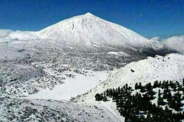 Vista del Teide nevado después del temporal del 11 y 12 de diciembre